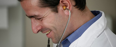 Doctor con endoscopio realiza un examen