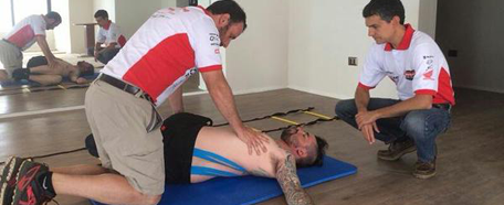 Daniel Gouet siendo tratado por los especialistas del Centro Médico del Deporte de CLC