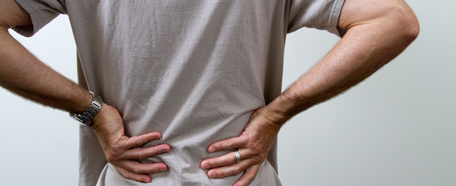 El dolor de espalda puede ser prevenido con la práctica de deporte, disminuyendo el estrés, entre otros