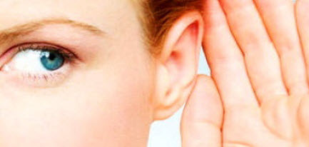 Closeup a una mujer que presta atención con la mano cerca del oído