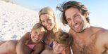 Familia disfruta vacaciones en la playa
