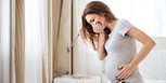Mujer embarazada con náuseas y ganas de vomitar