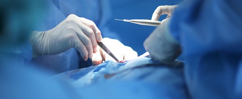 Dos doctores realizan una cirugía