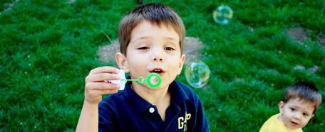 Niño haciendo burbujas