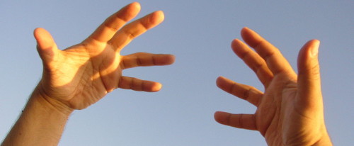 dos manos apuntan al cielo