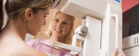 mujer se realiza un examen mamario