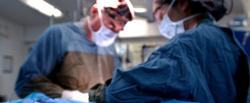 Dos doctores realizan una cirugía