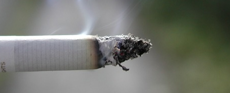 close up de un cigarro encendido