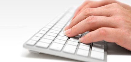 Mujer escribe en teclado