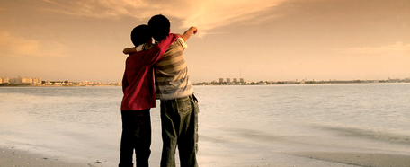 Niños observan el atardecer