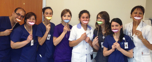 Equipo de CLC posa con una sonrisa de papel