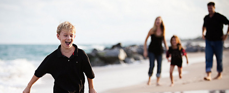 Familia disfruta de la playa