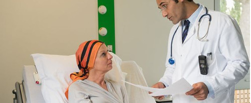 Doctor habla con paciente con cáncer