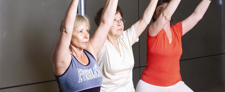 Yoga, sesiones de arteterapia y de apoyo están disponibles para la comunidad del Centro Clínico del Cáncer