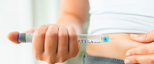 Una mujer se inyecta insulina