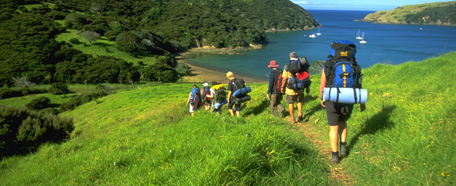 Hacer trekking en familia es una actividad altamente recomendada, pero hay que tener precauciones con prendas de vestir, agua, filtro solar y otros