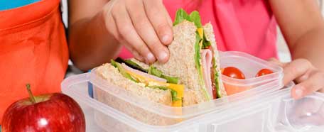 Los almuerzos de los niños requieren de una ensalada con vegetales fríos, proteínas y carbohidratos para asegurar un correcto crecimiento