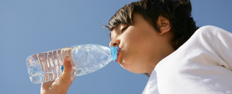 Para evitar deshidratarse es importante beber agua, especialmente si se está bajo el sol o haciendo ejercicio