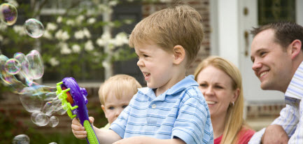 Niños jugando con burbujas