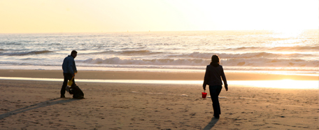 Dos personas permanecen contemplando el horizonte de una playa