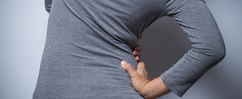 Mujer elonga su espalda