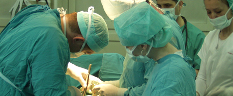 Doctores aplicando anestesia