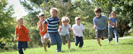 Grupo de niños juega en el parque