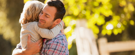 Hombre abraza a su hijo pequeño