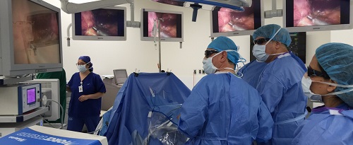 Un equipo de doctores y asistentes realiza una cirugía