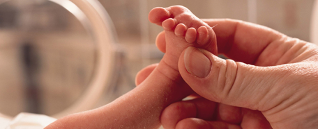 Los recién nacidos requieren de una serie de cuidados para estimular su desarrollo neuromotor, pulmonar, renal, cardíaco, etcétera