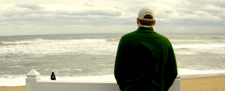 Hombre de espaldas contempla el mar