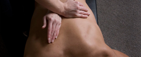 Terapeuta trata la espalda de un paciente
