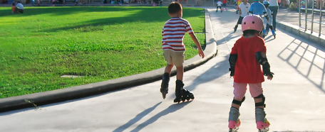 Niños en rollers recorren el parque