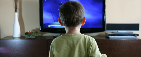 Niño adicto a la tv