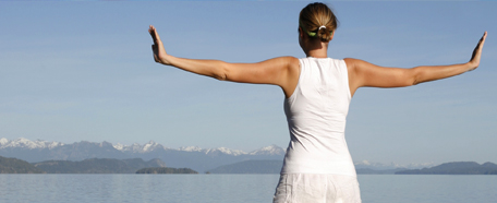 Mujer practica yoga en la playa