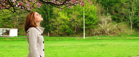 Mujer joven recorre un parque