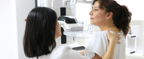 paciente mujer es guíada por doctora para realizarse una mamografía