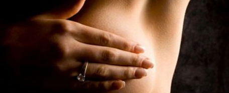 Mujer se realiza un autoexamen mamario