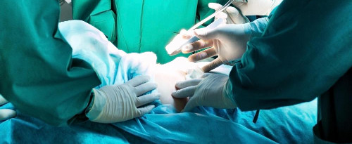 Doctores realizan una punción aspirativa con aguja fina