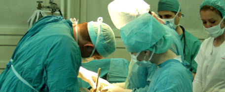 cirujanos realizando una operación