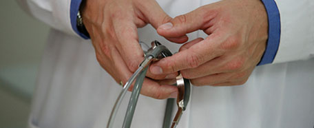 Close up a las manos de un doctor que sostienen un endoscopio
