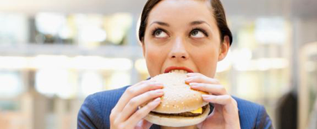 El hígado graso se provoca por consumo de alimentos grasos, azúcares, carbohidratos, alcohol, entre otros