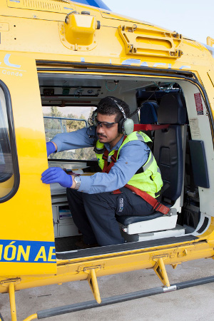 Personal de rescate aéreo en helicóptero