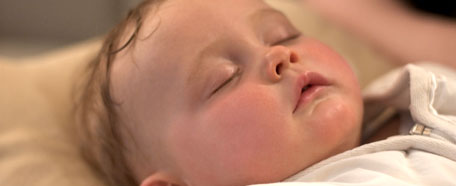 Niño recién nacido duerme
