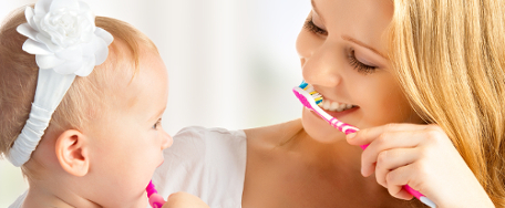 Mujer rubia cepillandose los dientes