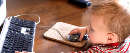 Niño pequeño usa un computador