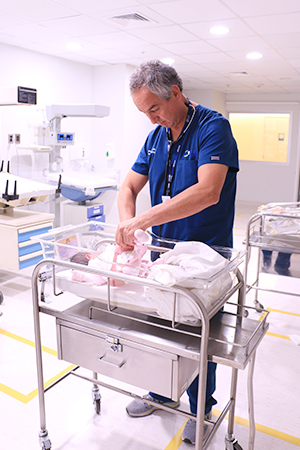 Especialista CLC atiende a recién nacido
