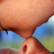 Dos personas rozan sus narices
