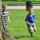 Dos niños pequeños corren en el parque