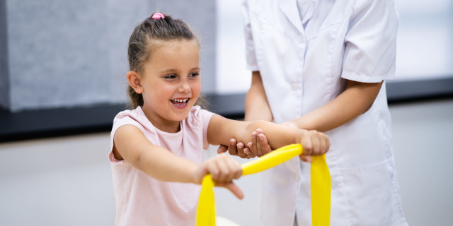 Niña haciendo rehabilitación